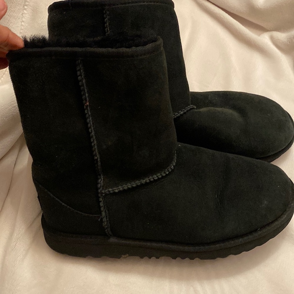 Black Ugg size 5 fits women size 7